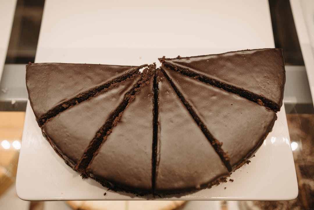Transparent layered cake showing multiple distinct levels and distribution patterns